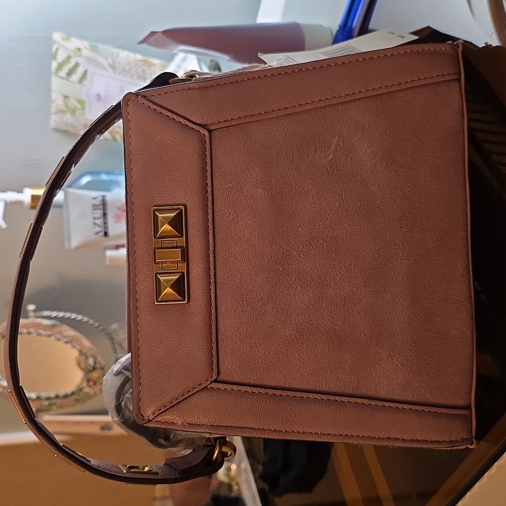 Jessica Simpson Elegant Brown Handbag with Gold Details